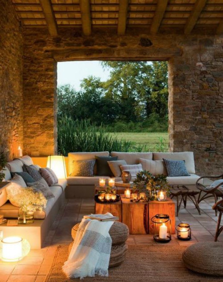 Outdoor lounge settings