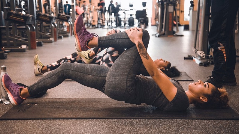 fitness girl doing exercises that help with knee pain