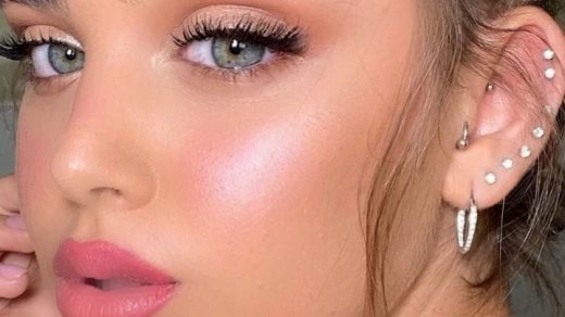 woman with hypoallergenic highlighter