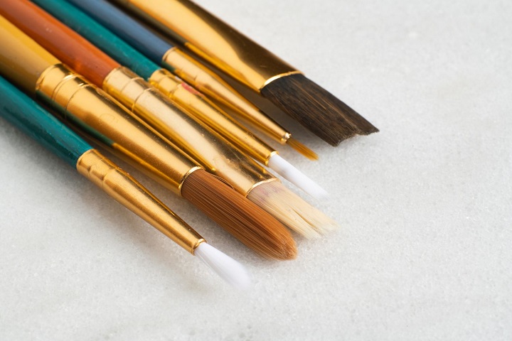 paint brushes in various sizes and shapes