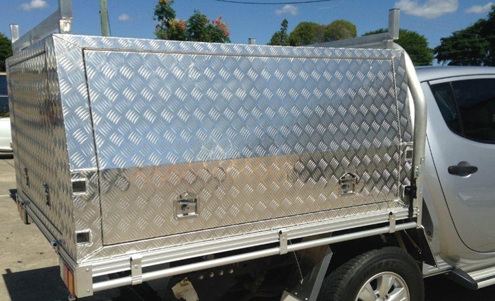 Close-up of a quality aluminum ute canopy