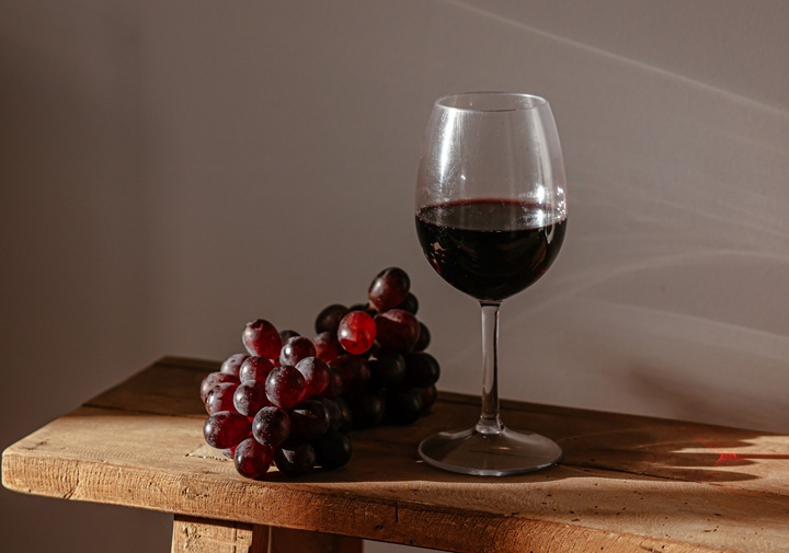 Pinot Noir wine glass and grape